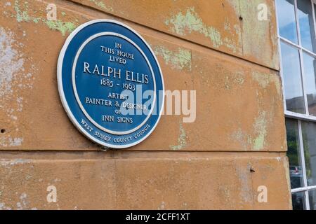 Blaue Plakette an einer Wand vor einem Haus, um zu zeigen, dass der Künstler Ralph Ellis dort lebte. In Arundel, West Sussex, England, Großbritannien. Stockfoto