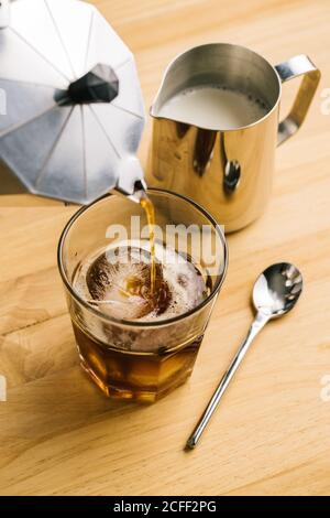 Anonymer Barista, der Eiskaffee zubereitet Stockfoto