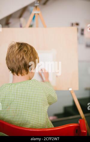 Kind Zeichnung auf Leinwand zu Hause Stockfoto