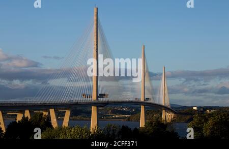 Die Queensferry Crossing, in der Nähe von Edinburgh, Schottland, von South Queensferry. Stockfoto