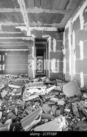 Haufen von gebrochenen Paneelen im Gebäude im Bau platziert Stockfoto