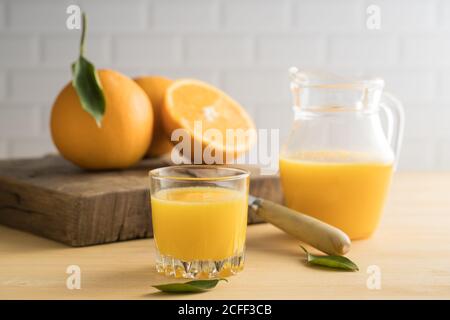 Orangensaft im Glas auf dem Tisch Stockfoto
