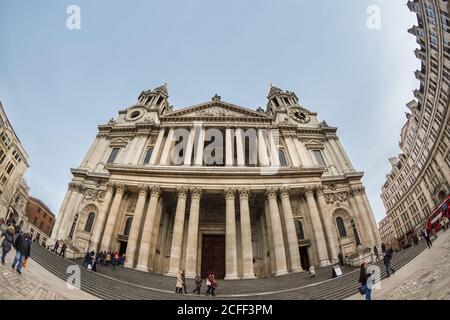 St Paul's Cathedral, ikonische Londoner Wahrzeichen Kirche, Blick aus der Fischperspektive, London, England, Großbritannien Stockfoto