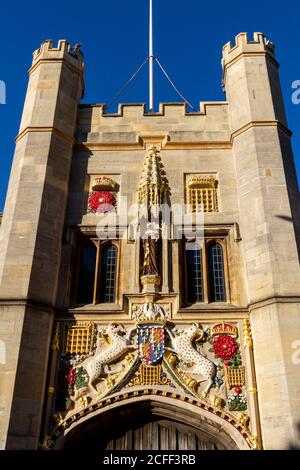 Atemberaubender Eingang über der Porters Lodge, First Court (Christ's College), University of Cambridge, Cambridge, Cambridgeshire, Großbritannien. Stockfoto