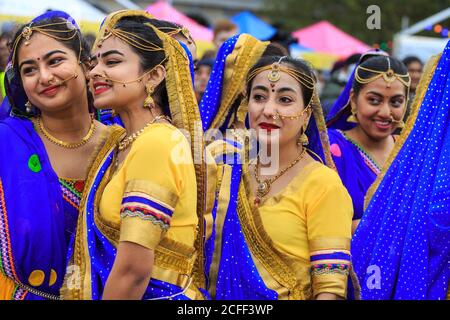 Darsteller in farbenfrohen indischen und Rajastani-Kleidern im Diwali on the Square, Diwali Festival Trafalgar Square, London Stockfoto