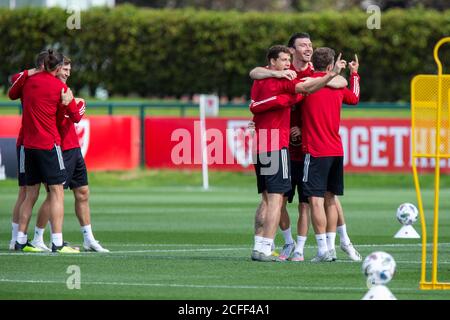 Hensol, Wales, Großbritannien. September 2020. Kieffer Moore (2. Rechts), Gewinner des letzten Spiels gegen Finnland, feiert während des Trainings der walisischen Fußballnationalmannschaft im Vale Resort vor dem Spiel der UEFA Nations League gegen Bulgarien, da der internationale Fußball nach dem Ausbruch des Coronavirus wieder aufgenommen wird. Kredit: Mark Hawkins/Alamy Live Nachrichten Stockfoto