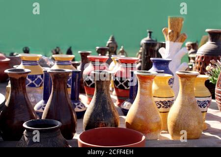 Bunte Geschirr Vase, handgemachte traditionelle Tontopf auf dem Markt Stockfoto