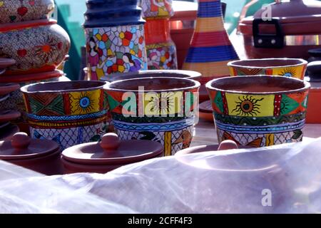 Bunte Geschirr Vase, handgemachte traditionelle Tontopf auf dem Markt Stockfoto