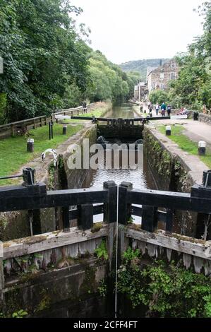 Rund um Großbritannien - „Happy Valley“ Rochdale Canal, vorbei an der Hebden Bridge in West Yorkshire, Großbritannien Stockfoto