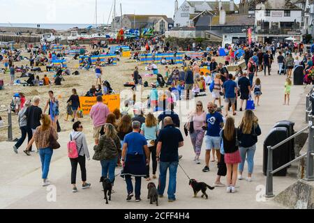 Lyme Regis, Dorset, Großbritannien. September 2020. Wetter in Großbritannien. Die Strandpromenade ist voll mit Besuchern und Urlaubern, die an einem bewölkten Tag mit warmen Sonnenzaubern entlang der Promenade im Badeort Lyme Regis in Dorset spazieren gehen. Bild: Graham Hunt/Alamy Live News Stockfoto