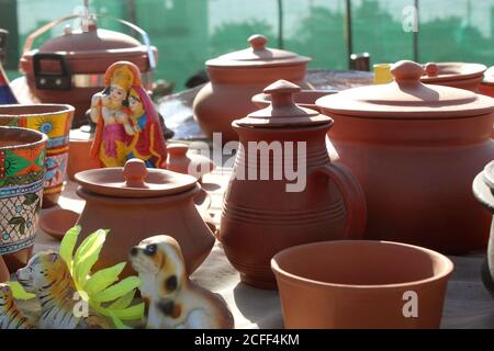 Bunte Geschirr Vase, handgemachte traditionelle Tontopf auf dem Markt Stockfoto