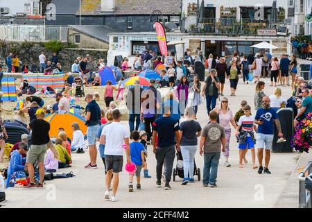 Lyme Regis, Dorset, Großbritannien. September 2020. Wetter in Großbritannien. Die Strandpromenade ist voll mit Besuchern und Urlaubern, die an einem bewölkten Tag mit warmen Sonnenzaubern entlang der Promenade im Badeort Lyme Regis in Dorset spazieren gehen. Bild: Graham Hunt/Alamy Live News Stockfoto