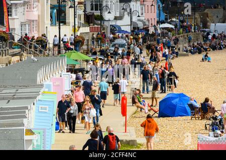 Lyme Regis, Dorset, Großbritannien. September 2020. Wetter in Großbritannien. Die Strandpromenade ist voll mit Besuchern und Urlaubern, die an einem bewölkten Tag mit warmen Sonnenzaubern entlang der Promenade im Badeort Lyme Regis in Dorset spazieren gehen. Bild: Graham Hunt/Alamy Live News Stockfoto