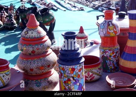 Bunte Geschirr Vase, handgemachte traditionelle Tontopf auf dem Markt Stockfoto