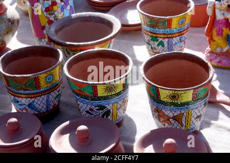 Bunte Geschirr Vase, handgemachte traditionelle Tontopf auf dem Markt Stockfoto