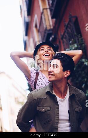 Junge fröhliche Paar in legerer Kleidung Spaß während der Dating Im Freien Stockfoto