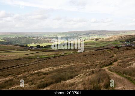 In ganz Großbritannien – „Happy Valley“-Bilder, die auf einem Spaziergang auf dem Moorland über der Todmorden & Hebden Bridge in West Yorkshire, Großbritannien, aufgenommen wurden Stockfoto