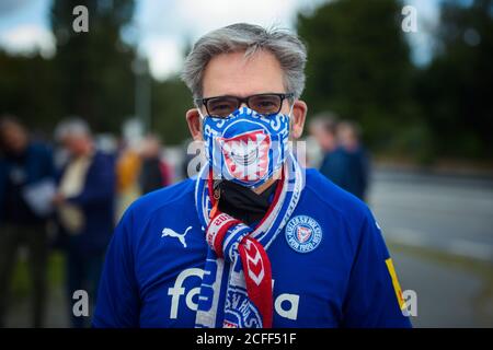 05. September 2020, Schleswig-Holstein, Kiel: Fußball: Testspiele, KSV Holstein - FC Hansa Rostock. Ein Fan kommt mit einem Mund- und Nasenschutz in den Farben seines Vereins zum Testspiel ins Holstein-Stadion. Foto: Gregor Fischer/dpa Stockfoto