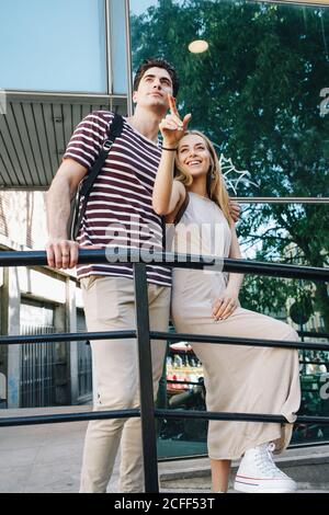 Attraktive junge Paar von Touristen bewundern Aussicht während des Stehens parken Stockfoto