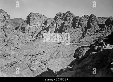 Geschichte Des Nahen Ostens - Petra (Wadi Musa). El-Habis. Der Akropolis-Hügel von der hohen Opferstätte zeigt Qasr el-Bint und hohe Berggipfel über es-Siyyagh Stockfoto