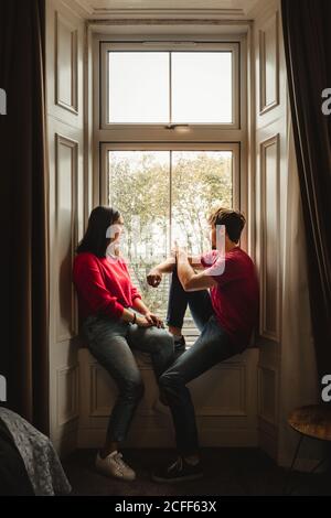 Ein Paar schaute auf das Fenster im alten Haus Stockfoto