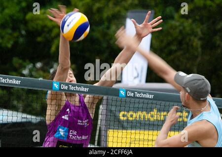 05. September 2020, Schleswig-Holstein, Timmendorfer Strand: Milan Sievers (l, Kiel) blockiert Jonas Sagstetter (Landshut) im 16. Lauf bei den Deutschen Beachvolleyball-Meisterschaften einen Ball. Foto: Frank Molter/dpa Stockfoto