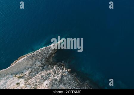 Blaues Meer winkt in der Nähe von steinigen Ufer Stockfoto