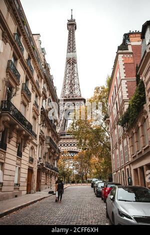 Blick auf den Eiffelturm von der Pariser Straße im Herbst Stockfoto
