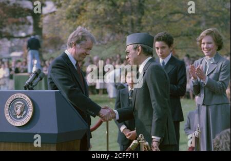 Jimmy Carter begrüßt König Hassan II. Während der Ankunftszeremonie für den König von Marokko. Ca. 11/14/1978 Stockfoto