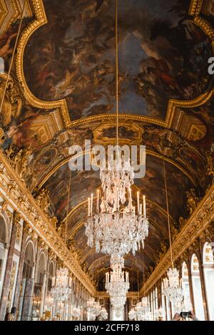 Gemälde Decke mit Fresko und Kronleuchter im Palast von Paris Stockfoto
