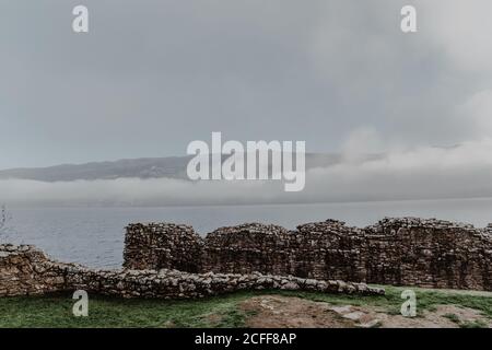 Blick vom zerstörten Gebäude des nebligen Berges und Hügel mit Nebel am bewölkten Tag Stockfoto