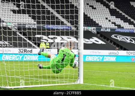 DERBY, ENGLAND. 5. SEPTEMBER Joel Dixon von Barrow spart eine Strafe während des Carabao Cup-Spiels zwischen Derby County und Barrow im Pride Park, Derby (Kredit: Jon Hobley - MI News) Kredit: MI News & Sport /Alamy Live News Stockfoto