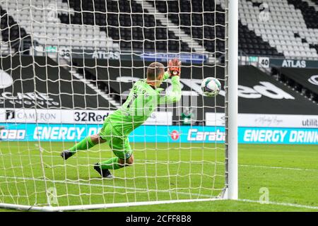 DERBY, ENGLAND. 5. SEPTEMBER Joel Dixon von Barrow rettet eine Derby-Strafe während des Carabao Cup-Spiels zwischen Derby County und Barrow im Pride Park, Derby (Credit: Jon Hobley - MI News) Credit: MI News & Sport /Alamy Live News Stockfoto