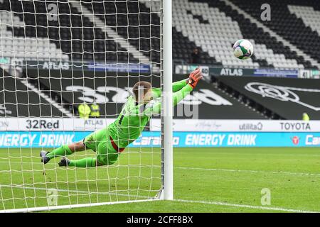 DERBY, ENGLAND. 5. SEPTEMBER Joel Dixon von Barrow spart eine Strafe während des Carabao Cup-Spiels zwischen Derby County und Barrow im Pride Park, Derby (Kredit: Jon Hobley - MI News) Kredit: MI News & Sport /Alamy Live News Stockfoto