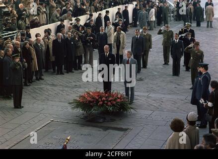 'Jimmy Carter und Giscard d'Estaing nehmen an einer Kranzniederlegung am Grab des unbekannten Soldaten im Arc de Triumphe in Paris, Frankreich, Teil. Ca. 01/04/1978' Stockfoto