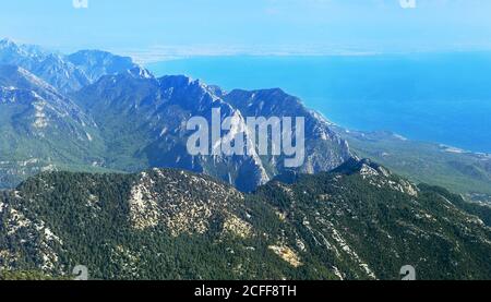 Blick vom Tahtali-Berg auf das Mittelmeer in der Türkei Stockfoto