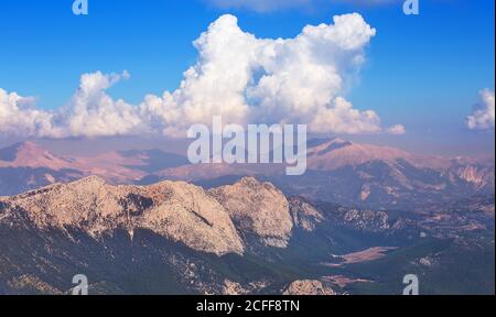 Blick vom Tahtali auf das Taurusgebirge in der Türkei Stockfoto
