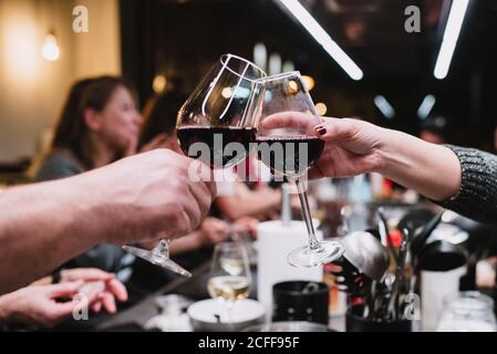 Nicht erkennbare Menschen klirren Weingläser und vorschlagen Toast beim Abendessen in Kochwerkstatt nach dem Unterricht in Navarra, Spanien Stockfoto