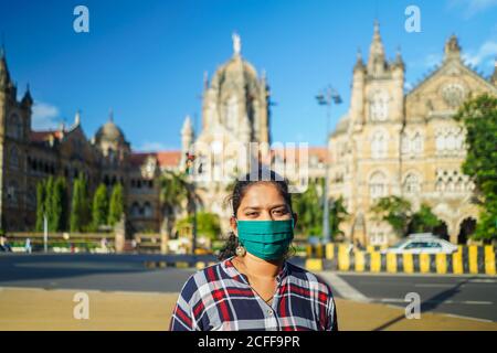 Junges indisches Mädchen mit Maske in Mumbai vor dem Bahnhof Chhatrapati Shivaji maharaj Covid 19 Pandemiesituation 2020 Stockfoto
