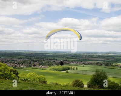 Ein Hängegleiter über Chinnor Hill in den Chilterns, England, Großbritannien Stockfoto