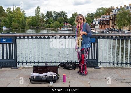 Windsor, Berkshire, Großbritannien. September 2020. Eine Buserin spielt das Saxaphon auf der Windsor Bridge. Musiker kämpfen wegen der andauernden Coronavirus-Einschränkungen um ihren Lebensunterhalt. Quelle: Maureen McLean/Alamy Live News Stockfoto