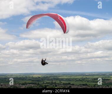 Ein Hängegleiter über Chinnor Hill in den Chilterns, England, Großbritannien Stockfoto