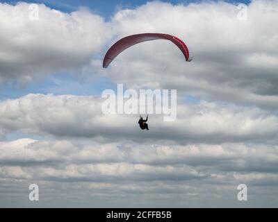 Ein Hängegleiter über Chinnor Hill in den Chilterns, England, Großbritannien Stockfoto