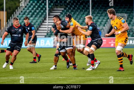 London, Großbritannien. September 2020. Billy Vunipola von Saracens wird am 5. September 2020 beim Gallagher Premiership Rugby Match zwischen Saracens und Wespen im Allianz Park, London, England, angegangen. Foto von Phil Hutchinson. Nur redaktionelle Verwendung, Lizenz für kommerzielle Nutzung erforderlich. Keine Verwendung bei Wetten, Spielen oder Veröffentlichungen einzelner Vereine/Vereine/Spieler. Kredit: UK Sports Pics Ltd/Alamy Live Nachrichten Stockfoto