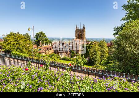 Das Abbey Hotel und die Malvern Priory von den Rose Gardens in Great Malvern, Worcestershire, England Stockfoto