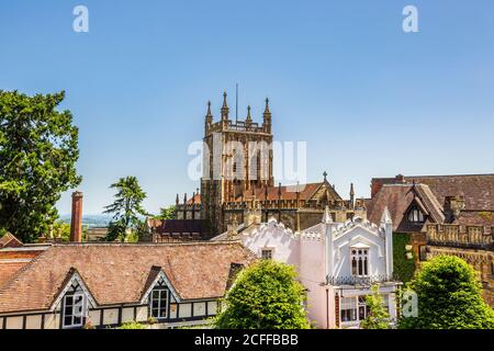 Der Glockenturm von Malvern Priory von Belle Vue Island in Great Malvern, Worcestershire, England Stockfoto