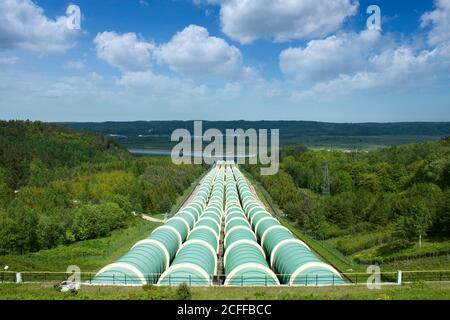 Gigantische Wasserleitungen eines Kraftwerks. Stockfoto