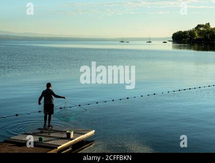 Ein Fischer am Genfer See, Frankreich Stockfoto