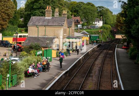 Alresford, Hampshire, England, Großbritannien. 2020. Passagiere warten auf dem Bahnsteig auf einen Zug am Bahnhof Alresford auf der Watercress Line in Hampshire, Großbritannien Stockfoto