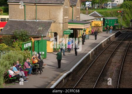 Alresford, Hampshire, England, Großbritannien. 2020. Passagiere warten auf dem Bahnsteig auf einen Zug am Bahnhof Alresford auf der Watercress Line in Hampshire, Großbritannien Stockfoto